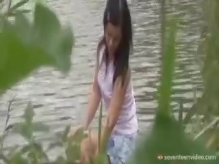 Joven chica en un barco