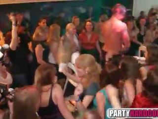 Terrific niñas chupar masculino strippers en la fiesta