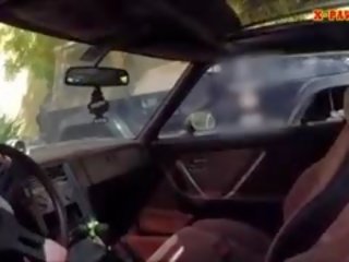 Білявка бімбо дає a дорога глава в той час як тест driving її машина