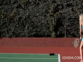 Bẩn deity ưa thích người phụ nữ sasha trêu chọc âm hộ với quần vợt racket