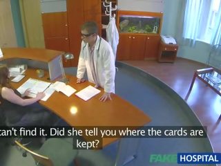 Με πλούσιο στήθος receptionist καρφωμένα με αυτήν medico