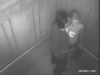 Casal ter adulto vídeo em elevador forgot há é um câmera