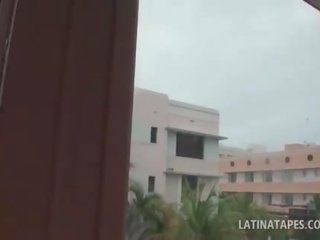 Latina seks klem pop in provocerend bips zuigt een hongerig schacht in pov