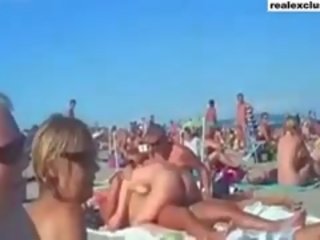 Veřejné akt pláž houpá pohlaví v léto 2015