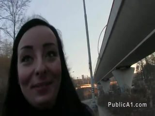 Brunetka uderzyłem na zewnątrz w publiczne pov