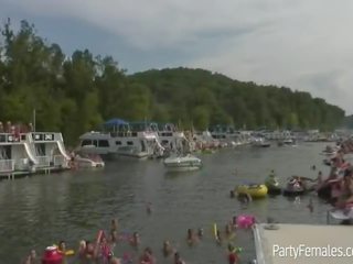 Fabelhaft babes partei schwer auf boot während spring pause