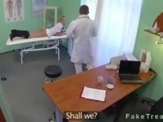 Vabljivo blondinke medicinska sestra zajebal s surgeon v njegov pisarna