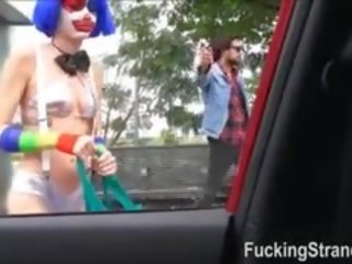 Tiener clown mikayla mico geneukt in publiek voor een gratis rit