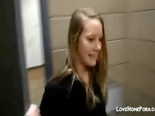 Berambut pirang remaja pemberian mengisap penis di truckstop kamar mandi