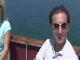 Este exceptional pouco acompanhante querido para tomar um barco passeio. pouco did