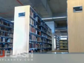 Blond clignotant en publique école bibliothèque sur webcam