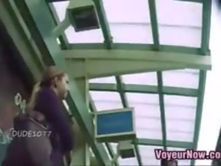 Upskirt mentre in attesa per un treno