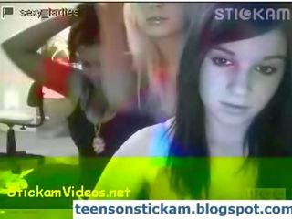 Bandă de adolescență având o lesbiană orgie