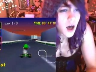 Pecandu putri cums bermain mario kart