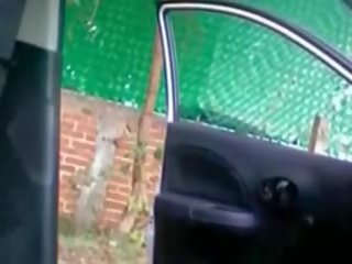 Cara fode sua grande latina gf em o lado de sua carro em fazendo carinho