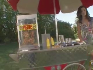 Aficionado impresionante erótico morena enchantress de venta pretzels en la parck