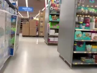 Stalker records gyz in walmart public&excl; she has no türsüjek in jemagat öňünde