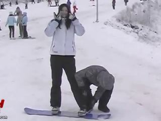 אסייתי זוג משוגע snowboarding ו - מיני הרפתקאות vid