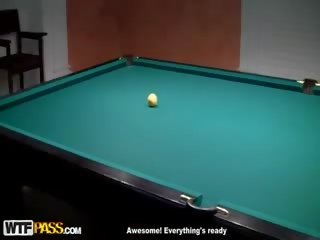 Мотика нагоре задници майната на billiard маса