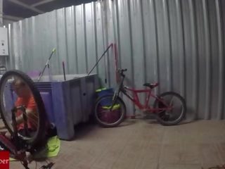 Engrasando la bicicleta y el coño de la gorda grabado contra cámara oculta gui030