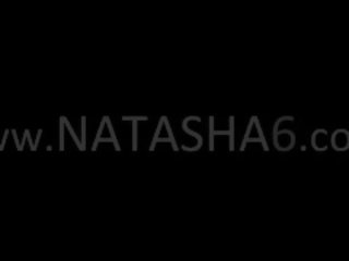 Natashas 金色的 淋浴 在 该 按摩浴缸