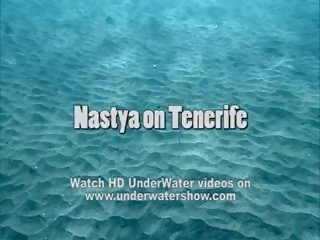 Nastya nage nu en la mer