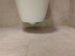 Fascinating pieds en la toilettes