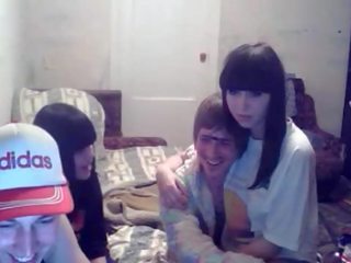 Cặp song sinh embracing trên webcam