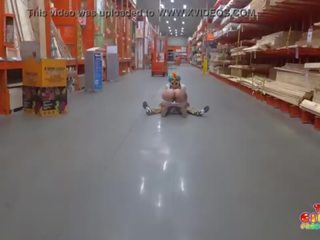 Badhut gets kontol sucked in the home depot