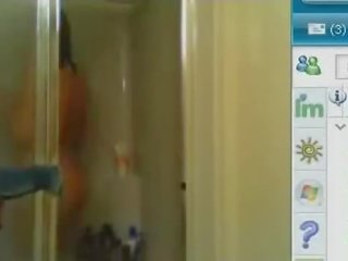 Eskort ýaşlar showering during her kamera stream