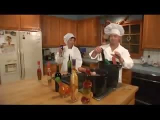 Pechugona aficionado follada en la cocina