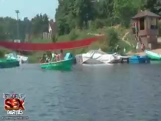 Studentów sailing w za łódka