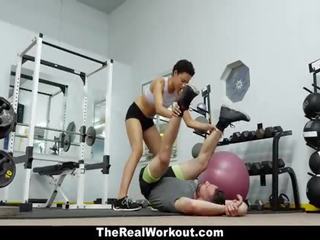 Therealworkout - groovy personal trainer fucks client la sala de forta