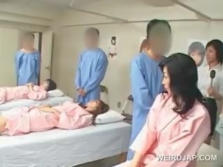 Asiatisch brünette damsel schläge haarig penis bei die krankenhaus