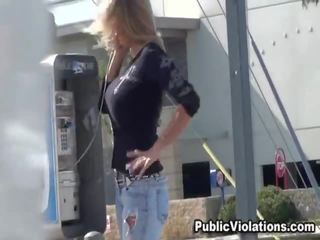 Gorda senhora dentro azul jeans falante para o rua chamada