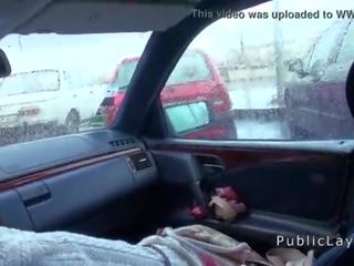 Włochate cipka rosyjskie piękno pieprzy w the samochód w publiczne