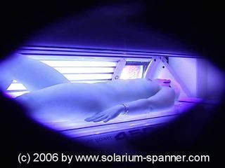 Solarium voyeur spannt im solarium