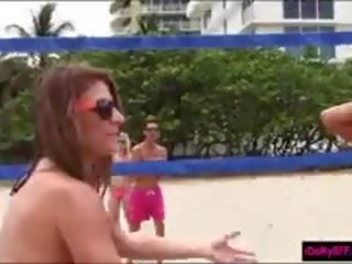 Bikini bffs twerking ich swell osłów przez the plaża i orgia