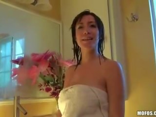 Дорогий unaware shes знятий в той час як showering