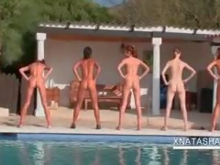 レズビアン ロシア ガールフレンド 実行 彼らの グループ 仕事 アウト 裸