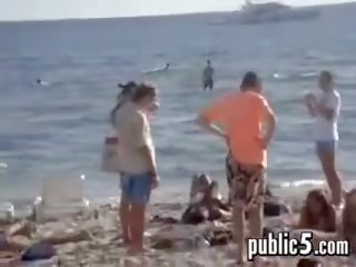 Mamada en público en la playa