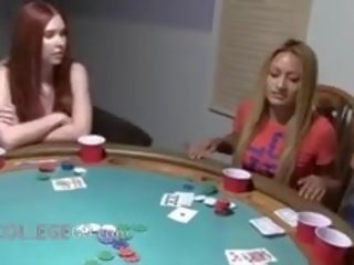 Mladý holky copulating na pokerový noc
