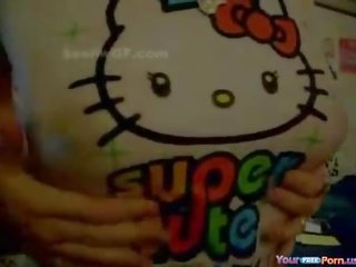 Atrăgător japonez tineri femeie cu ud hello kitty tricou