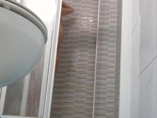 Κατασκοπεία επί ηδονικός σύζυγος ξυρίζοντας μουνί σε μπάνιο