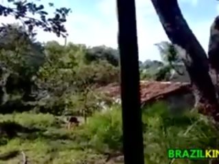 貧しい ブラジル人 洗浄 彼女の ボディ 屋外